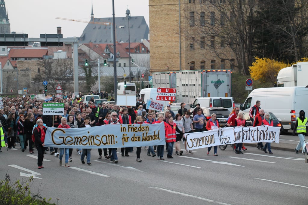 Zogen auch am Montag gegen Corona-Maßnahmen und gegen Impfpflicht durch die Stadt: Demonstranten der "Bewegung Halle".