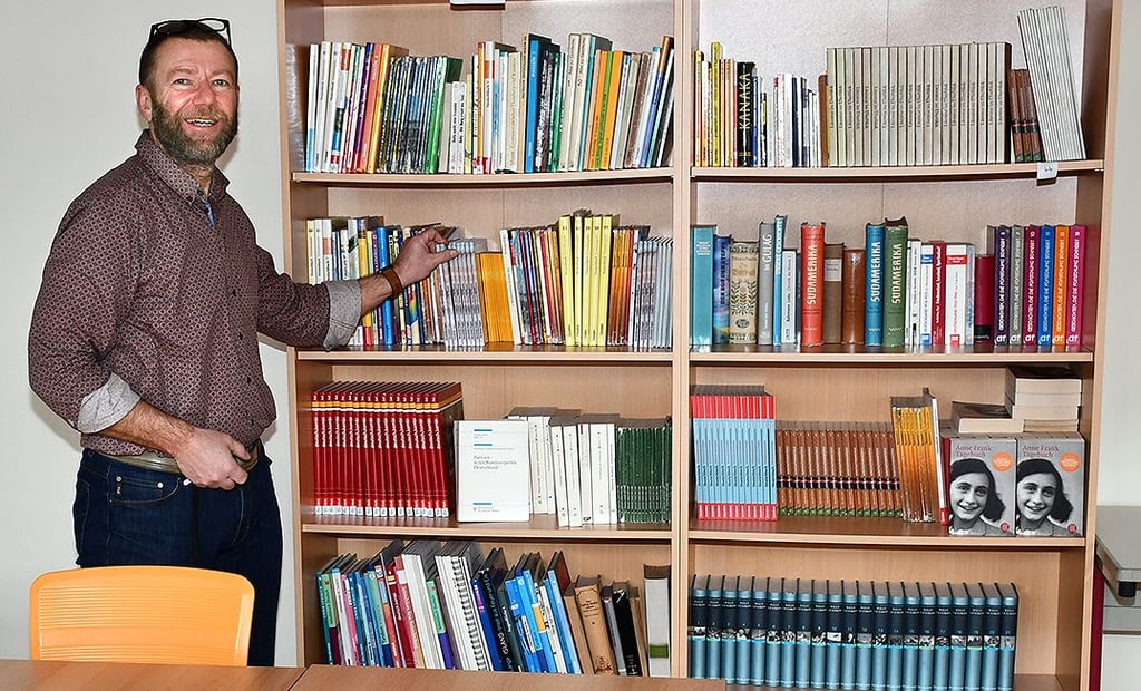 Thomas Schlicke, Leiter der Ganztags- und Gemeinschaftsschule Theodor Fontane, im neuen Raum für selbst organisiertes Lernen.