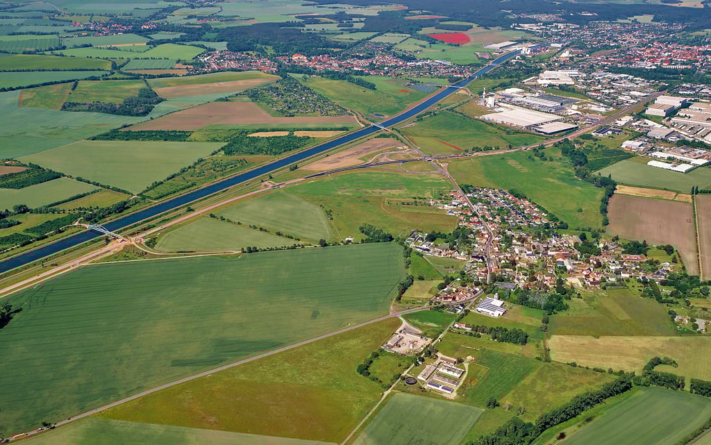 Das Gewerbegebiet Wedringen könnte bereits im Jahr 2023 bebaut werden. Die Fertigstellung der Bauarbeiten vom Unternehmen Schnellecke Real Estate ist für 2024 geplant. Zumindest, wenn alle Prüfungen im Vorfeld positiv ablaufen.