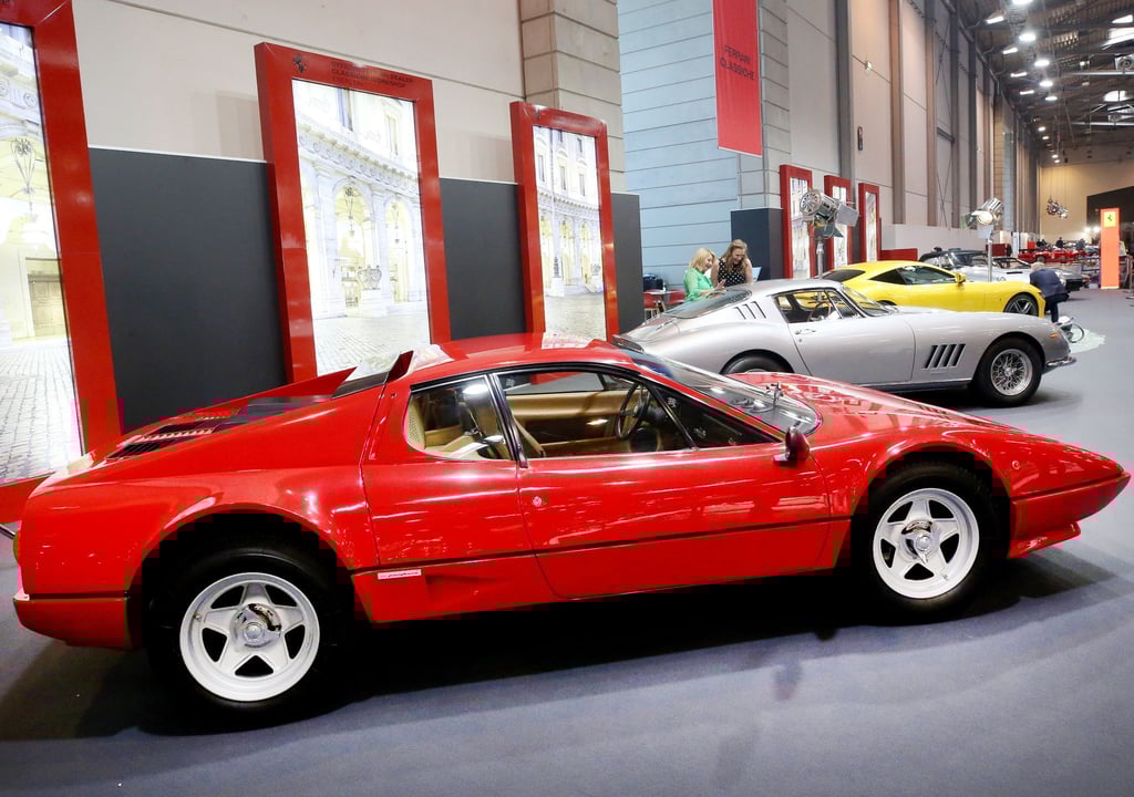 Eine ganze Reihe historischer Ferraris stehen in der Sonderausstellung „75-jähriges Jubiläum von Ferrari“.