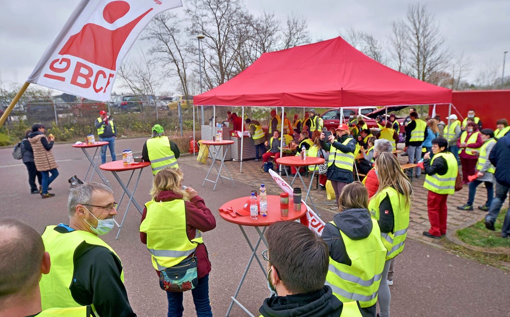 Soex-Mitarbeiter protestieren vorm Eingang des Betreibsgeländes in Wolfen.
