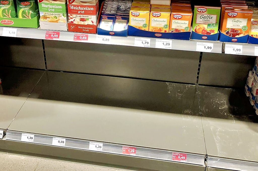 Immer wieder gibt es leere Regale, Mehl ist ausverkauft.