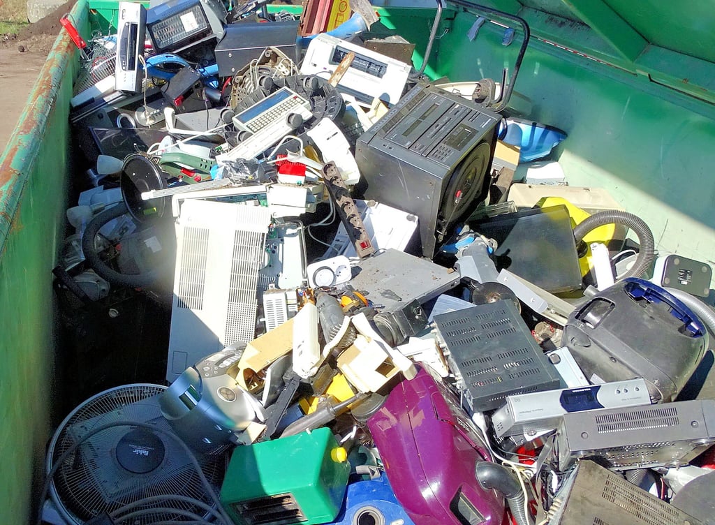 Blick in den Container mit Elektro- und Elektronikschrott auf dem Remondis-Betriebshof in Schweinitz. Mindestens zehn davon kommen an diesem Standort im Jahr zusammen, vier Annahmestellen gibt es im Kreis.