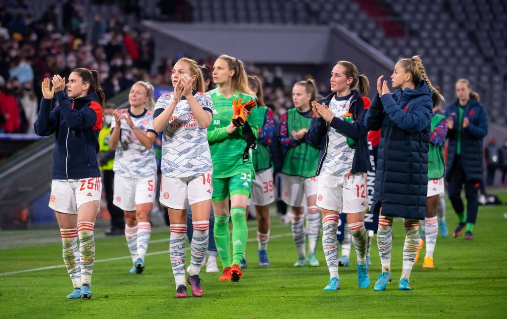 Die Münchner Spielerinnen bedanken sich nach dem Spiel gegen Paris bei den Fans.