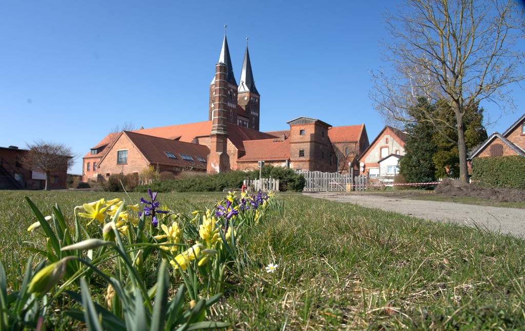 Das Kloster Jerichow ist eines der beliebten Ziele von Touristen im Jerichower Land. Sowohl Kulturinteressierte besuchen die bedeutende romanische Anlage als auch Aktivtouristen, die auf dem Elbe-Radweg unterwegs sind.