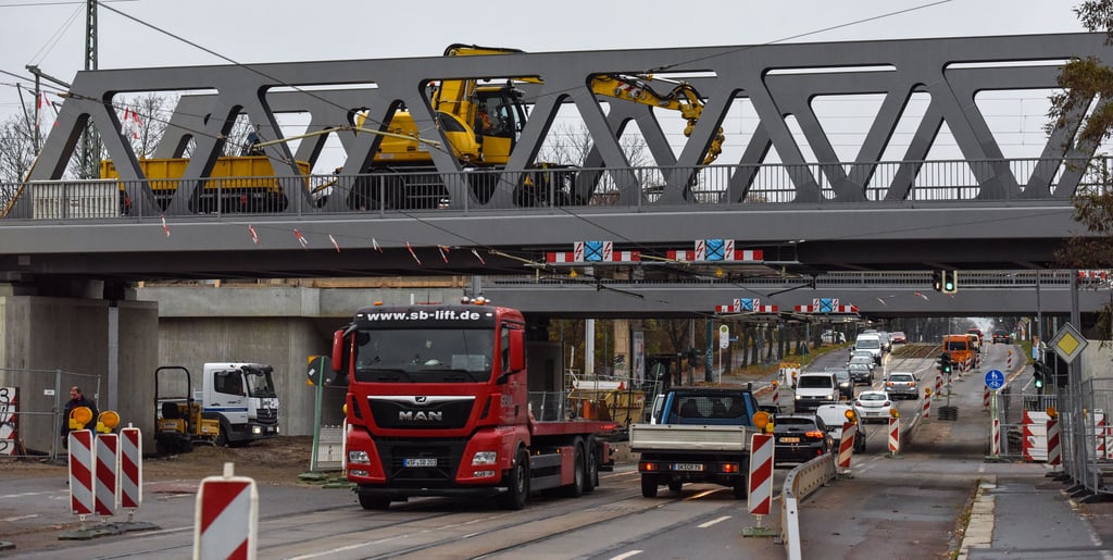 Schweres Gerät: Bahnbaustelle in der Merseburger Straße in Halle