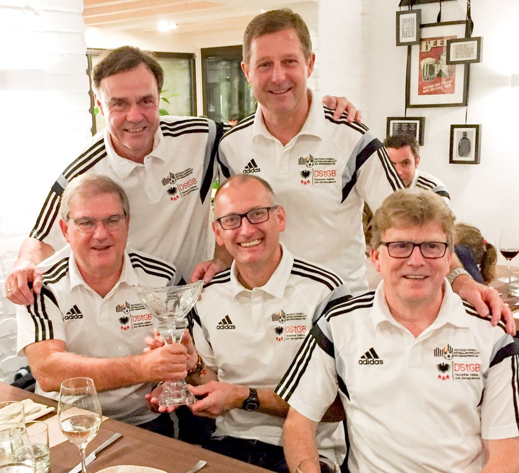Michael Jahn (hintere Reihe links) und Peter Müller (daneben), hier mit einem Teil ihrer Teamkollegen bei einem früheren Länderspiel, treffen mit der Fußball-Nationalmannschaft der Bürgermeister auf Polen.