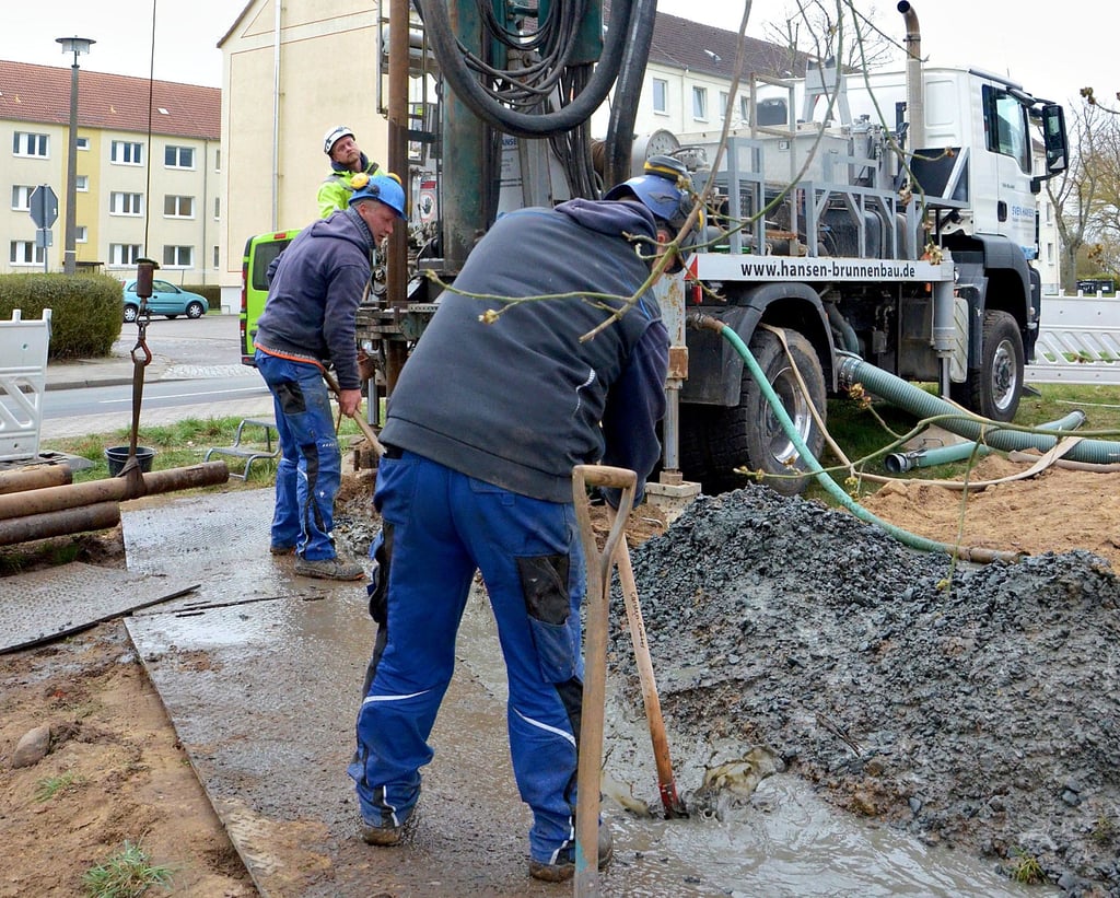 Eine Brunnenbaufirma aus Lüneburg bohrte an der Wernstedter Straße in Kalbe für einen Tiefbrunnen zur Gewinnung von Löschwasser. Die Aktion musste mangels Wasser abgebrochen werden.