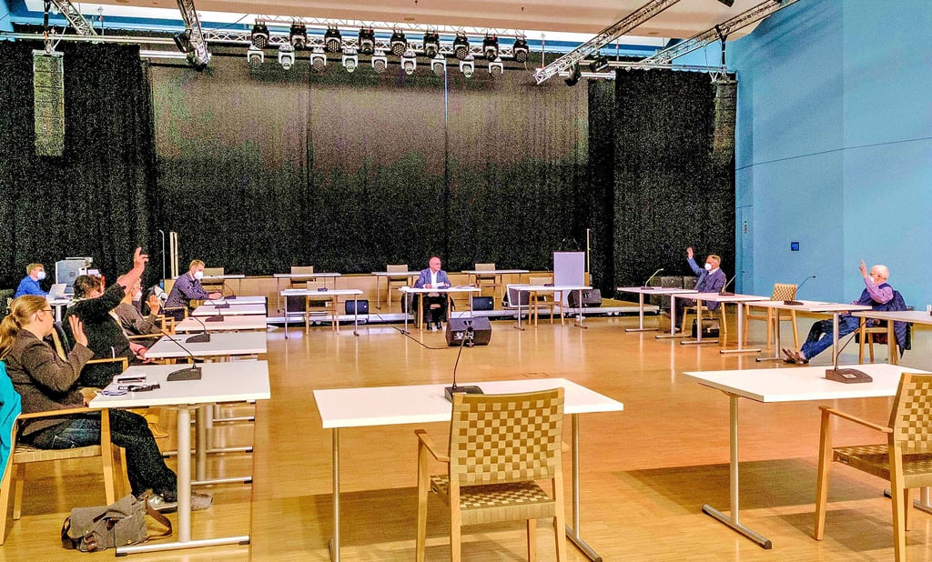 Hoch die Hände! Soviel Einigkeit ist selten in Ausschüssen. Der Wahlausschuss bestätigte am Dienstag drei Kandidaten für die Oberbürgermeisterwahl. Am Vortag endete die Bewerbungfrist.