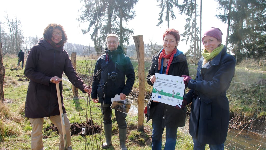 Sabrina Schulz (von links), Teamleiterin bei der Deutschen Umwelthilfe, Dario Wallraff und Anke Willharms von der Aktion Fischotterschutz und Corinna Klukas von der Stiftung Umwelt-, Natur- und Klimaschutz präsentierten die Initialpflanzung an der Ohre.