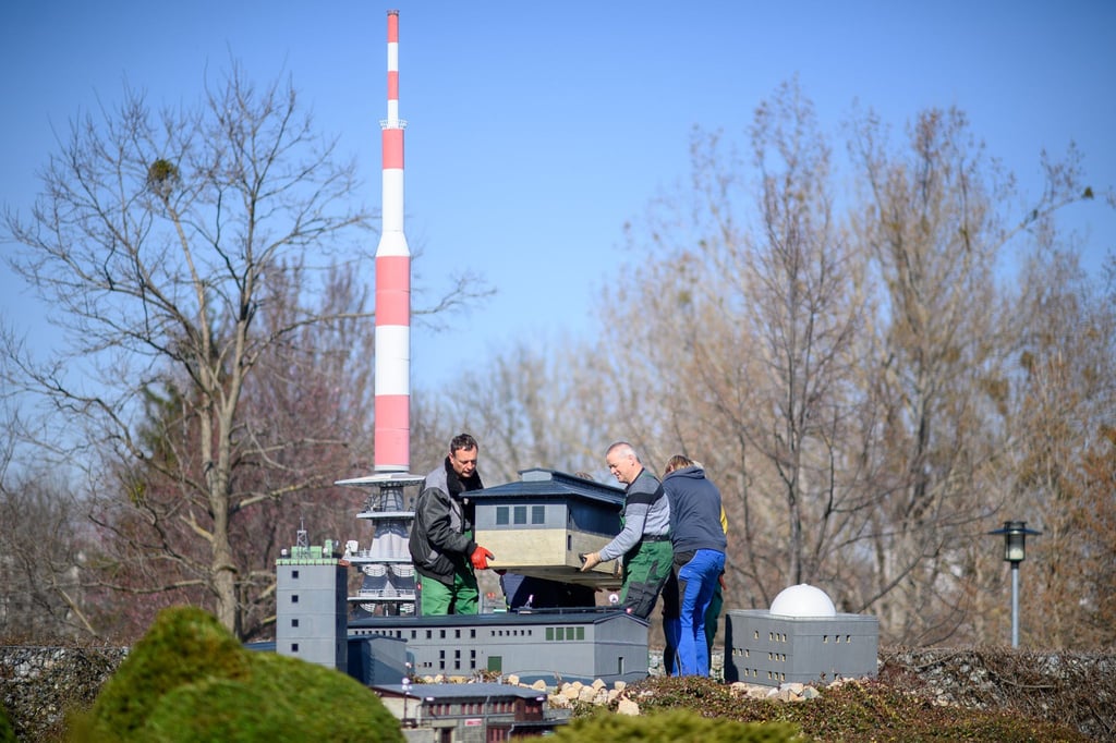 Mitarbeiter des Bürger- und Miniaturenparks Wernigerode bauen das Brocken-Miniaturmodell auf. Die Saison im Park beginnt am 09. April 2022.