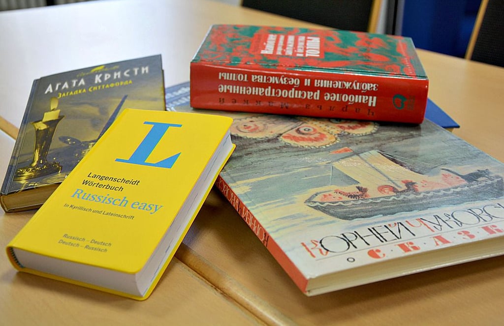 Die ersten Bücher in russisch und ukrainisch in der Bibliothek. Paul Schulz