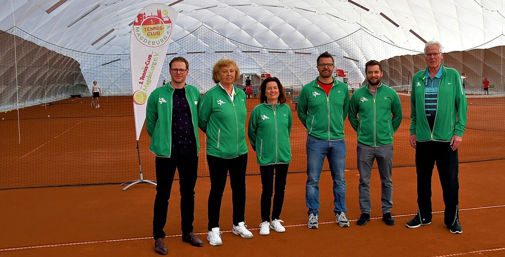 Sören Brauns freut sich mit seinen Vorstandskollegen Renate Quast, Christiane Hapke, Matthias Hoberg, Fabio Antemann und Jürgen Hoberg (von links) über die Einweihung der Traglufthalle.
