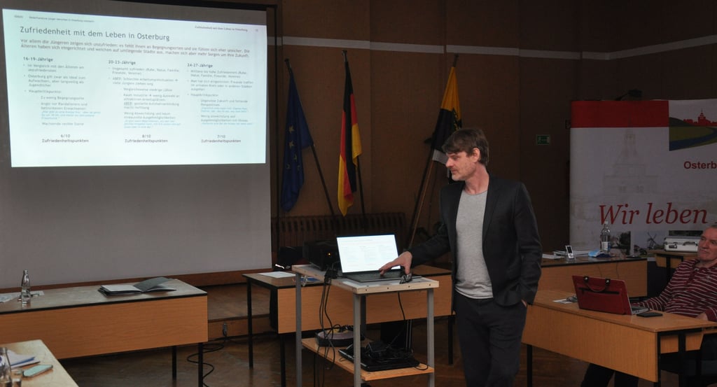Sozialwissenschaftler Jochen Resch bei der Vorstellung der Studie im Osterburger Stadtrat.