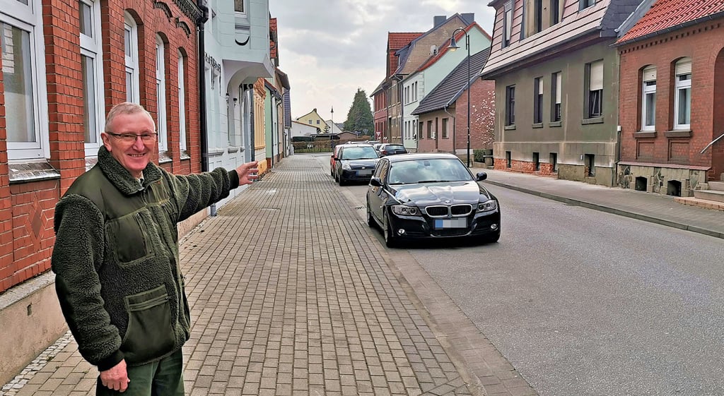 Anwohner Andreas Brandt hat Vorschläge, wie sich die Parksituation am Kapellenberg in Klötze verbessern kann. Dazu gehört das Aufstellen von Parkverbotsschildern links und rechts der Straße. Die aktuelle Situation wird seit längerer Zeit moniert.