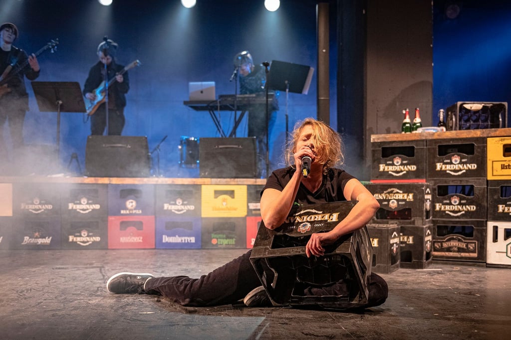 Magda Decker als Gisela sowie die Superbusen-Band auf der Bühne in Chemnitz.