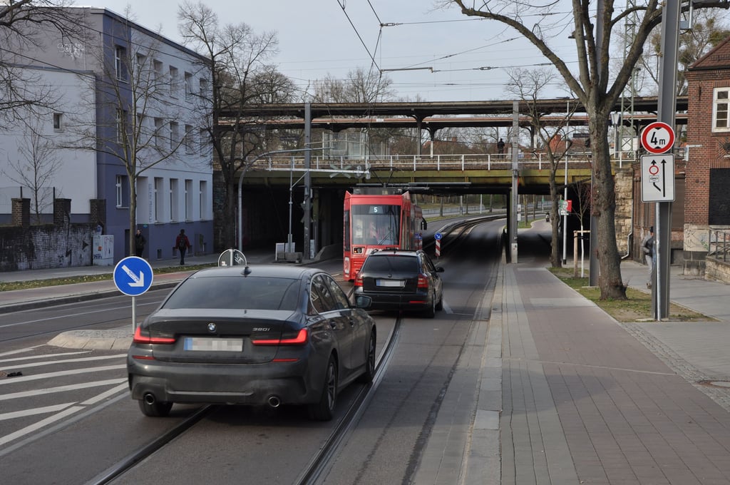 Auf Höhe des Bahnhofs Magdeburg-Buckau trennen sich die Wege von Straßenbahn und Autos. Doch manchmal folgen Autos der Tram - und landen im Geisbett.