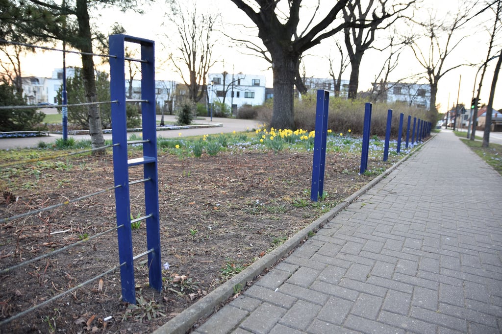 An der Umzäunung um den Pechauer Platz in Magdeburg fehlt es seit längerer Zeit an Seilen.