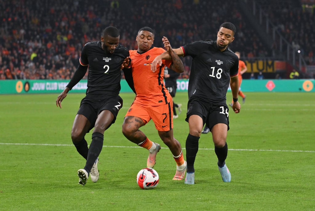 Antonio Rüdiger und Benjamin Henrichs (r.) nehmen Steven Bergwijn in die Zange.