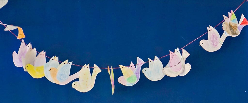 Eine Schulklasse aus Haldensleben hat den geflüchteten Kindern aus der Ukraine Friedenstauben zum ausmalen geschickt. Sie dekorieren nun den Speisesaal der Jugendherberge Haldensleben.