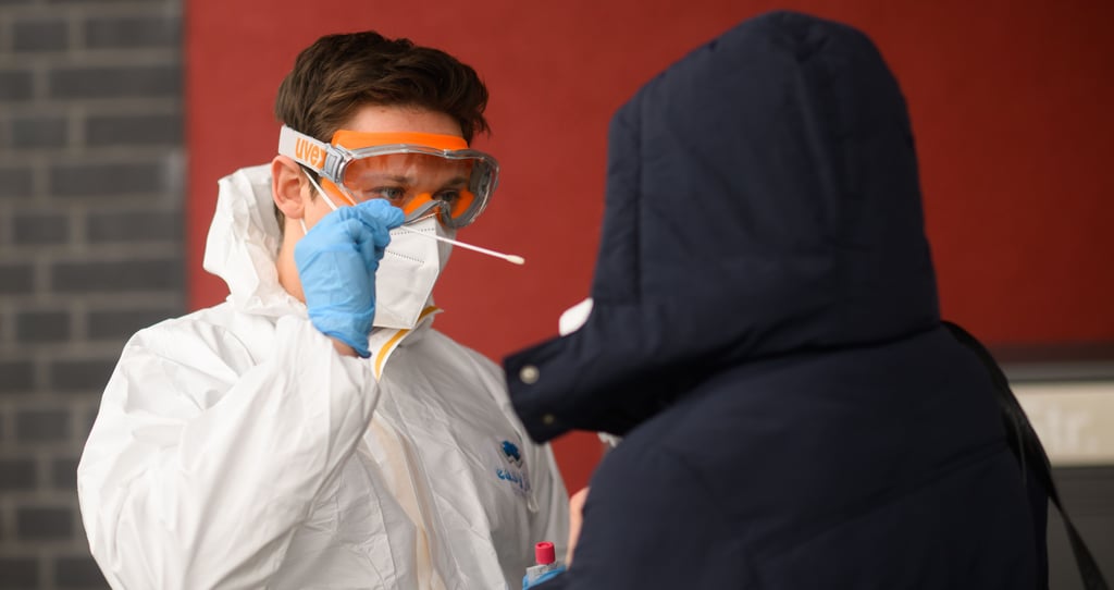 Corona-Test: Die Zahl der Neuinfektionen in Halle ist weiter gesunken.
