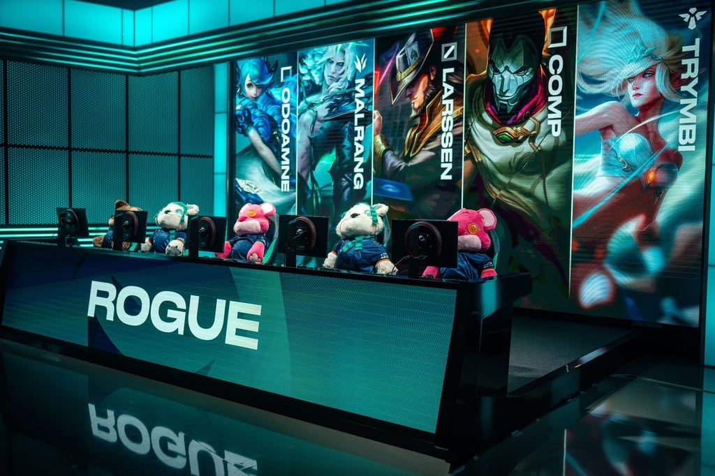 Rogue, wegen der Corona-Vorgaben der LEC durch Teddys im Studio repräsentiert, sicherte sich im Spitzenspiel der LoL-Liga gegen Fnatic die alleinige Tabellenführung.
