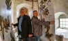 Zangenbergs Ortsbürgermeister Bernd Jäger (l.) und Rainer Helms an  Schaubannern, die zur  Ausstellung  „Vögel der Elsteraue“ gehören. 
