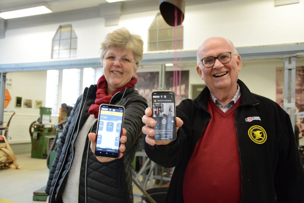 Anita Balk und Georg Plenikowski vom Schönebecker Industrie- und Kunstmuseum präsentieren die neue App. Damit soll der Museumsbesuch vor allem bei jungen Besuchern mehr Neugier wecken.