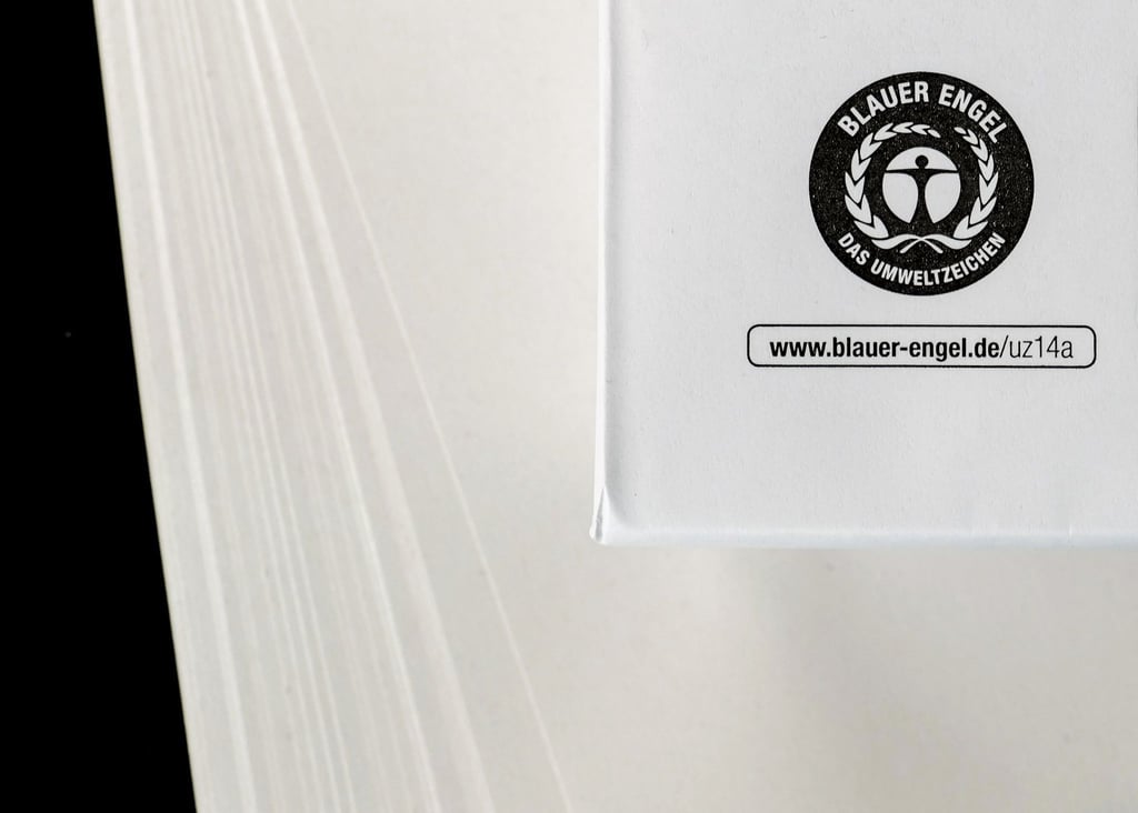 Das Label „Blauer Engel“ kennzeichnet viele nachhaltige Produkte, darunter auch Recyclingpapiere. Vorausgesetzt, sie erfüllen bestimmte Voraussetzungen.