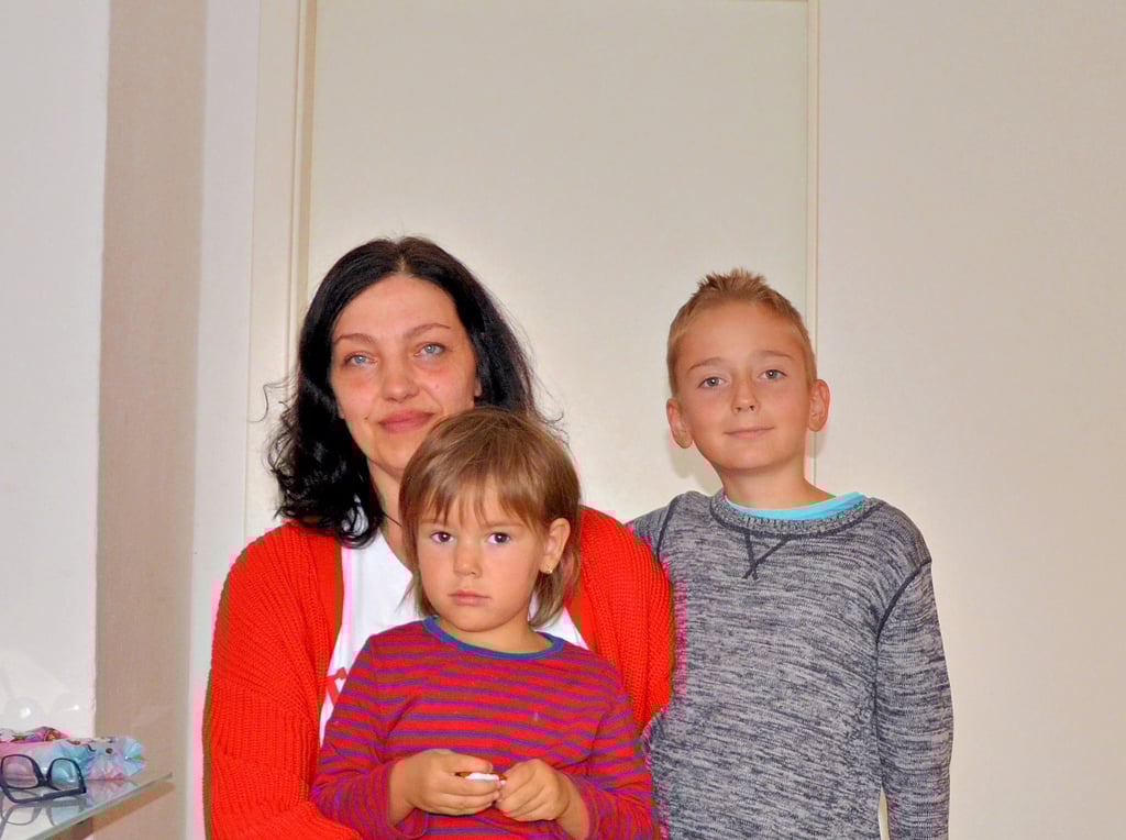 Freiwillige Übersetzerin Iryna Hauer mit den Kindern Lisa und Ilya. Die Kinder stammen aus einer von mehreren ukrainischen Flüchtlingsfamilien, die sie betreut.