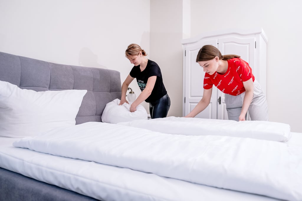 Die Ukrainerinnen Aleksandra Odnoochko und Valerie Soloviova beim Betten machen im Hotel aldschlösschen in Nebra