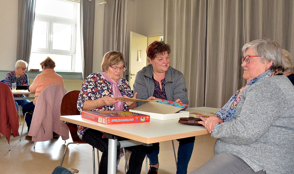 Jeden Dienstag findet ab 14 Uhr der Spiele- und Skatnachmittag im Offenen Treff in Magdeburg-Nordwest statt. Für den Treff gibt es Ideen für künftige generationsübergreifende Angebote.