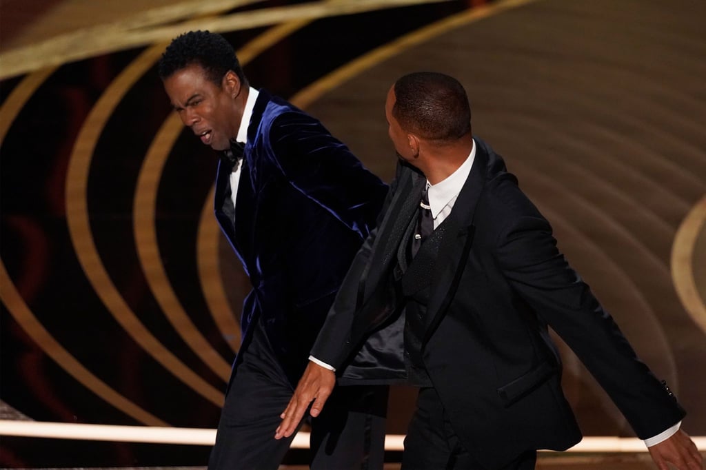 Will Smith (r) ohrfeigt Moderator Chris Rock bei der 94. Verleihung der Academy Awards in Hollywood.
