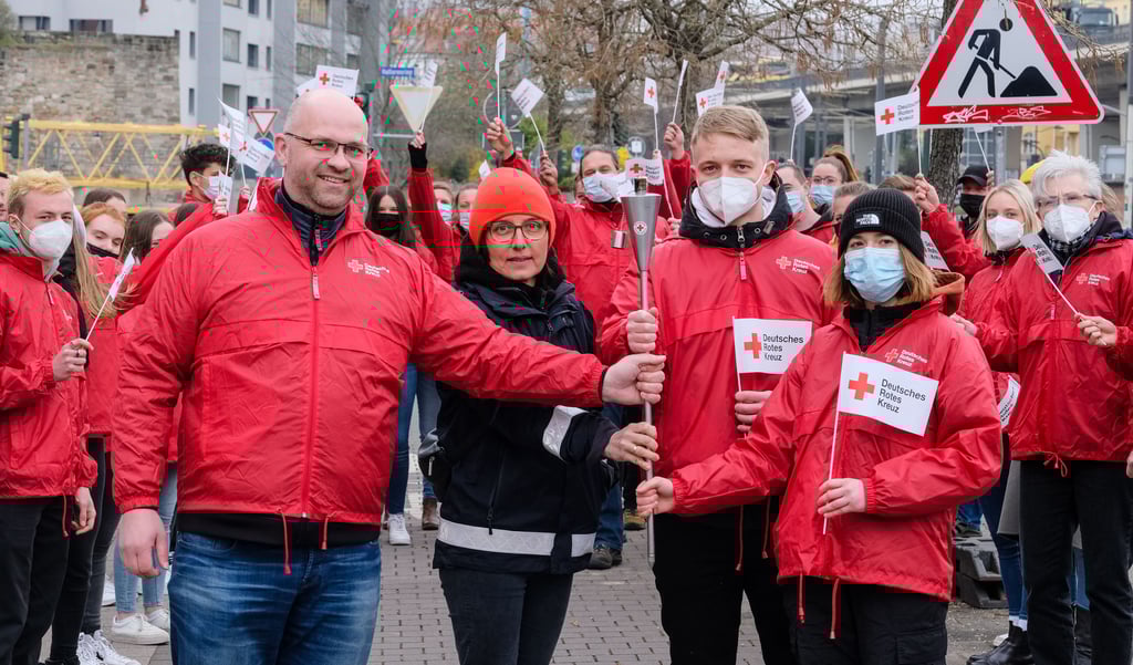 Übergabe in Halle: Axel Aschenbrenner vom DRK-Kreisverband Sangerhausen hat die Fackel nach Halle gebracht. Die Vize-Landesgeschäftsführerin Katja Fischer fährt sie weiter nach Leipzig. Zwischendurch sind Philip Kluge und Pia Füchsel damit in der Saalestadt unterwegs.