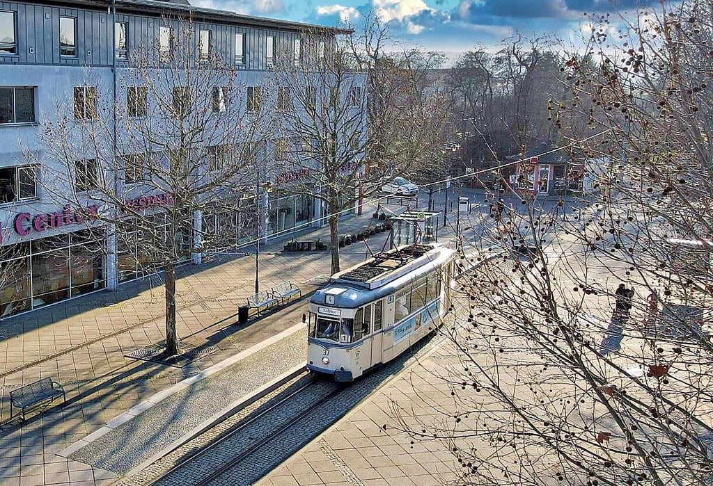Die Straßenbahn startet an der Endstelle auf dem Aachener Platz zur Fahrt in die Innenstadt. Vor 15 Jahren nahm sie den Linienbetrieb auf.