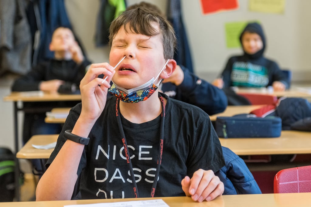 Viele Corona-Regeln in Sachsen-Anhalt fallen: Die Testpflicht in Schulen gilt nur noch bis Ende April.