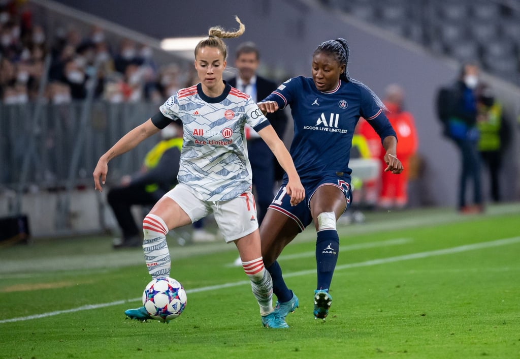 Bayerns Giulia Gwinn (l) schirmt den Ball vor Paris Kadidiatou Diani ab.
