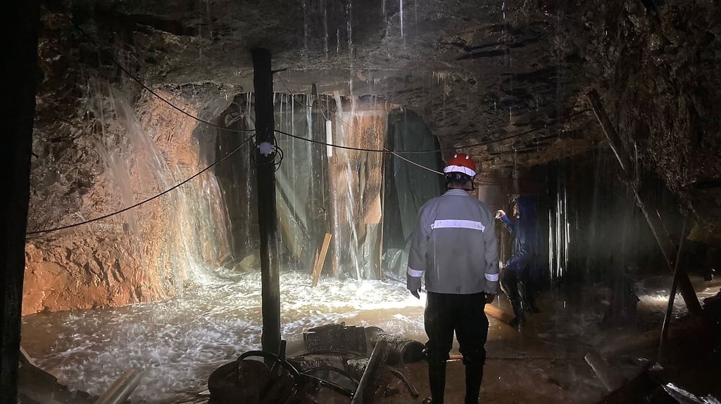 Sturzbachartig strömte das Wasser anfangs in den Schacht, mittlerweile hat der Zustrom etwas nachgelassen und die Pumpen funktionieren.