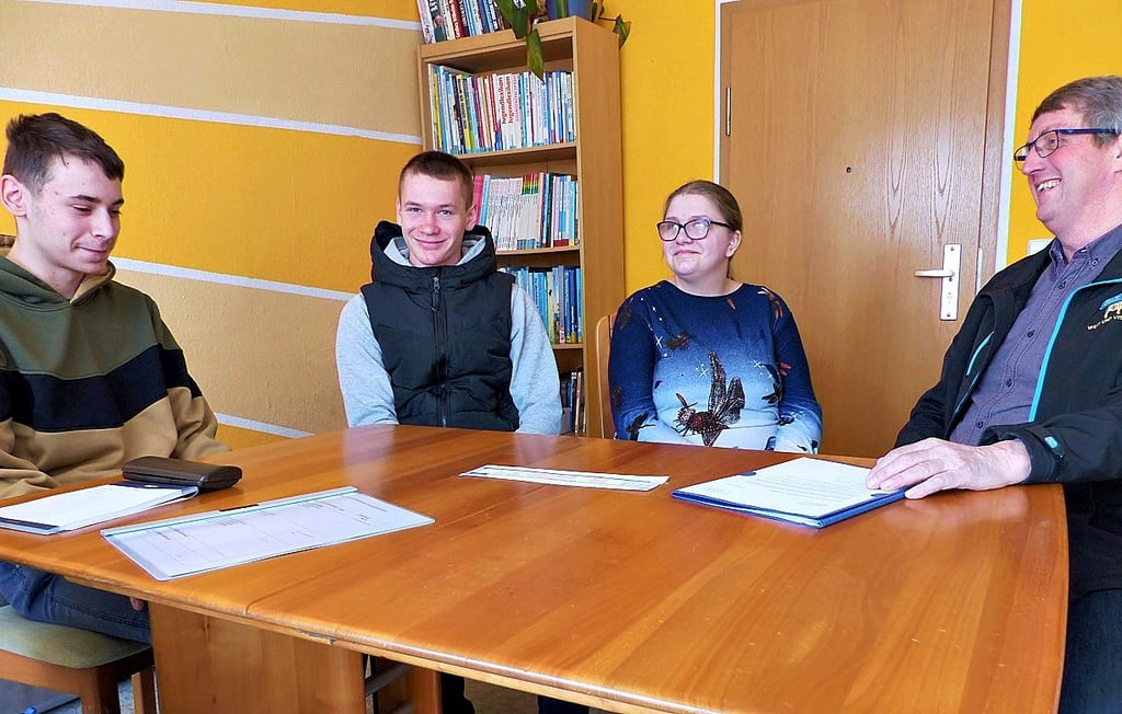 Carsten Fischer, Chef der Agrargenossenschaft Nebra, im Gespräch mit Jessica Schwalfenberg sowie Bruno Bilke (l.) und Ben Hähnelt, die sich für einen Beruf in der Landwirtschaft interessieren.