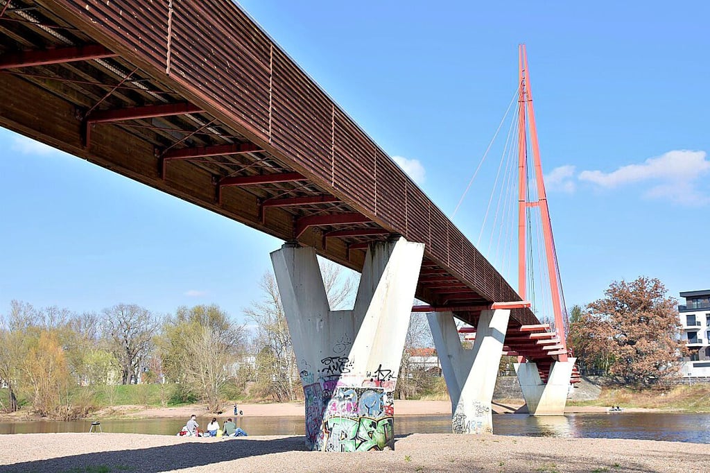 Seit 1997 verbindet die Rad- und Gehwegbrücke am Wasserfall den Stadtteil Cracau mit dem Stadtpark Rotehorn in Magdeburg.