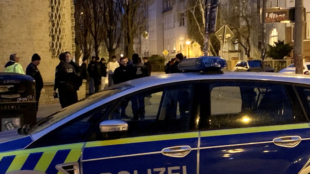 Die Polizei war schnell vor Ort und löste das Geschehen nach etwa einer Stunde auf.