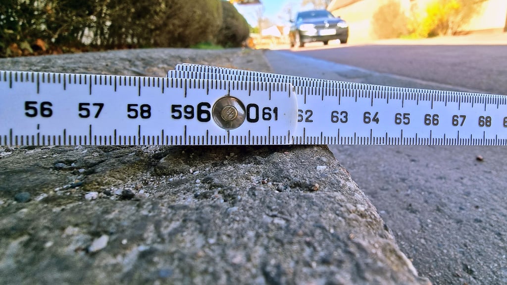 Ein Fußweg an der Kreisstraße in Mehringen soll gesperrt werden, weil er nur noch 60 Zentimeter breit ist.