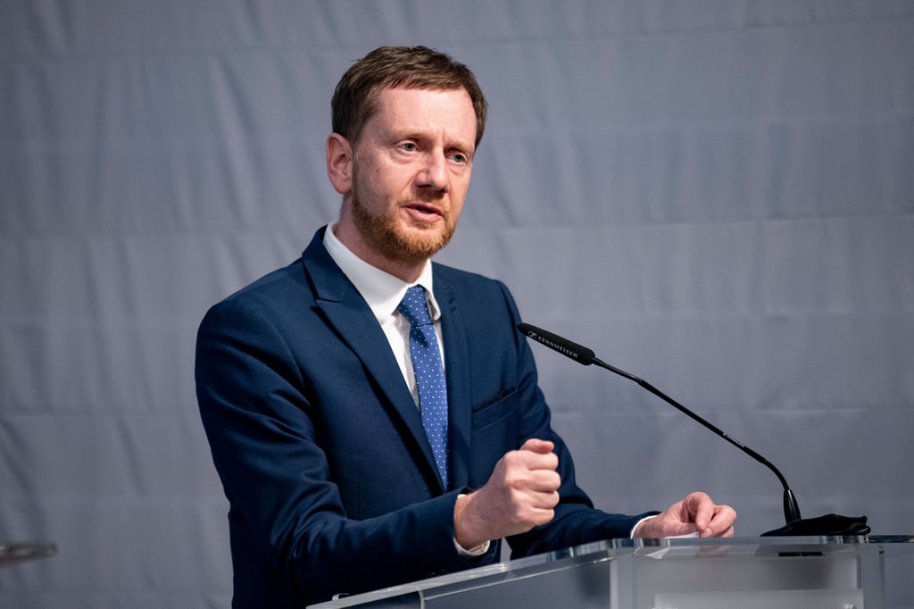 Sachsens Ministerpräsident Michael Kretschmer (CDU) hat nach der Anklage gegen den Musiker Gil Ofarim wegen Verleumdung im Zuge von dessen Antisemitismus-Vorwürfen gegen ein Leipziger Hotel Ofarim kritisiert.