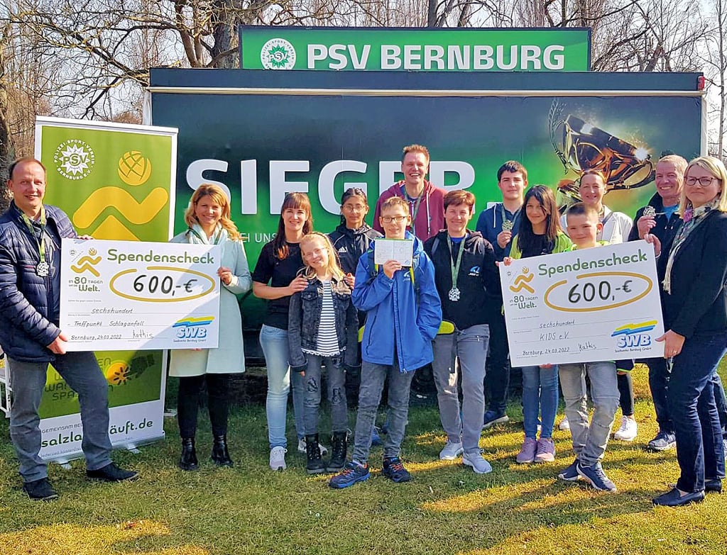 Mit 1.200 Euro haben die Stadtwerke Bernburg im Rahmen der Charity-Laufchallenge zwei soziale Projekte unterstützt.