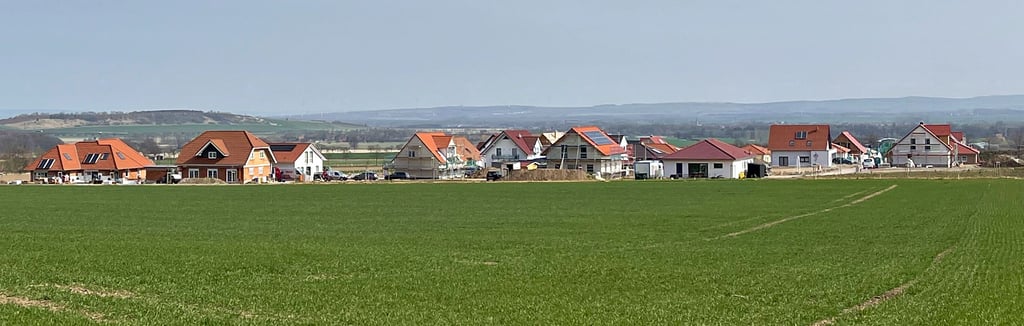 Das Ilsenburger Baugebiet Wienbreite in Richtung der Nordharz-Ortschaft Stapelburg könnte nach dem Willen des Ilsenburger Stadtrates vergrößert werden. Eine entsprechende Absichtserklärung bschlossen die Kommunalpolitiker während ihrer jüngsten Sitzung. Konkrete Investitionspläne sind noch nicht bekannt.
