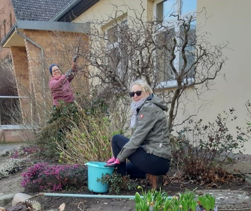 Die Beetpaten Anja Böhm (links) und Jasmin Lüders waren bei strahlendem Sonnenschein vor dem Dorfgemeinschaftshaus "Schulspeisung" in Lindstedt aktiv.