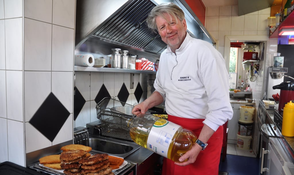 Uwe Tombrink bekommt vom Großhändler derzeit nur noch 60 statt 120 Liter Speiseöl pro Woche.