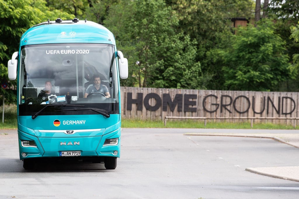 Der Bus der deutschen Nationalmannschaft verlässt das Mannschaftsquartier „Home Ground“ in Herzogenaurach.