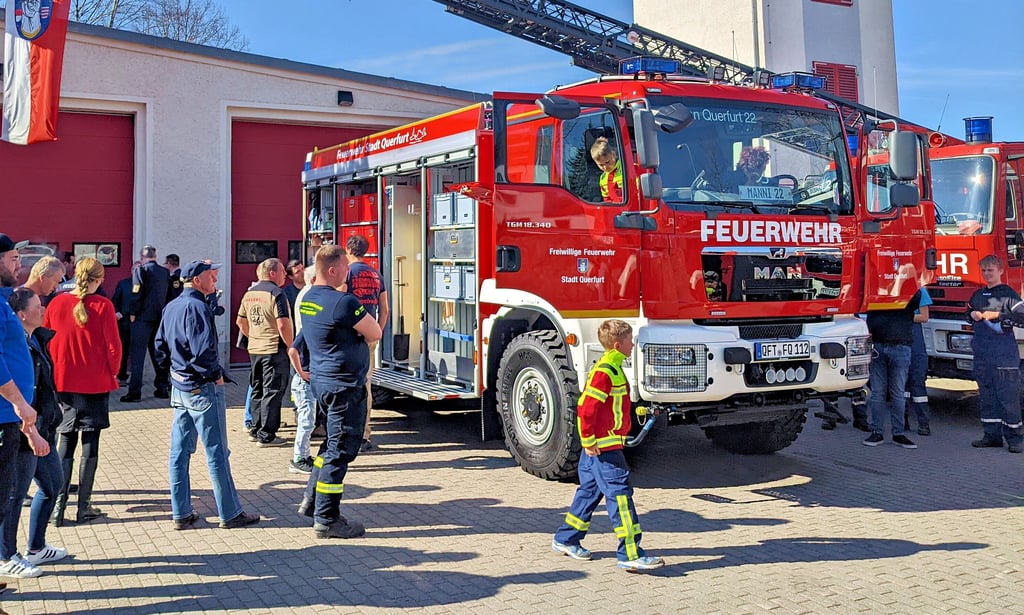Große und kleine Kameraden sowie Feuerwehrfreunde begutachteten das brandneue Löschfahrzeug.
