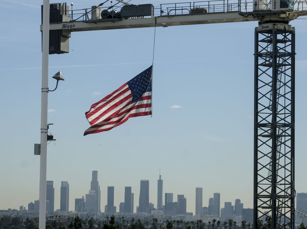 Eine US-Flagge an einem Kran auf einer Baustelle in Hollywood: Das US-Handelsministerium neue Daten zum Bruttoinlandsprodukt veröffentlicht.